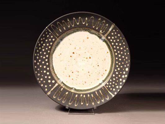 Black Plate with White Glaze Pattern</strong